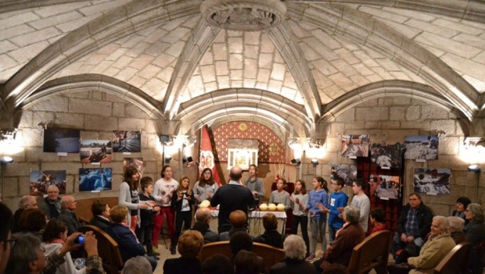 L'Escolania de Sant Miquel cantant en el primer acte de 'Vetllades Culturals a la Cripta'