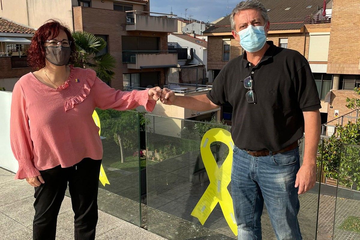 Àdria Mazcuñan i David Vila al balcó de l'Ajuntament de Sant Fruitós