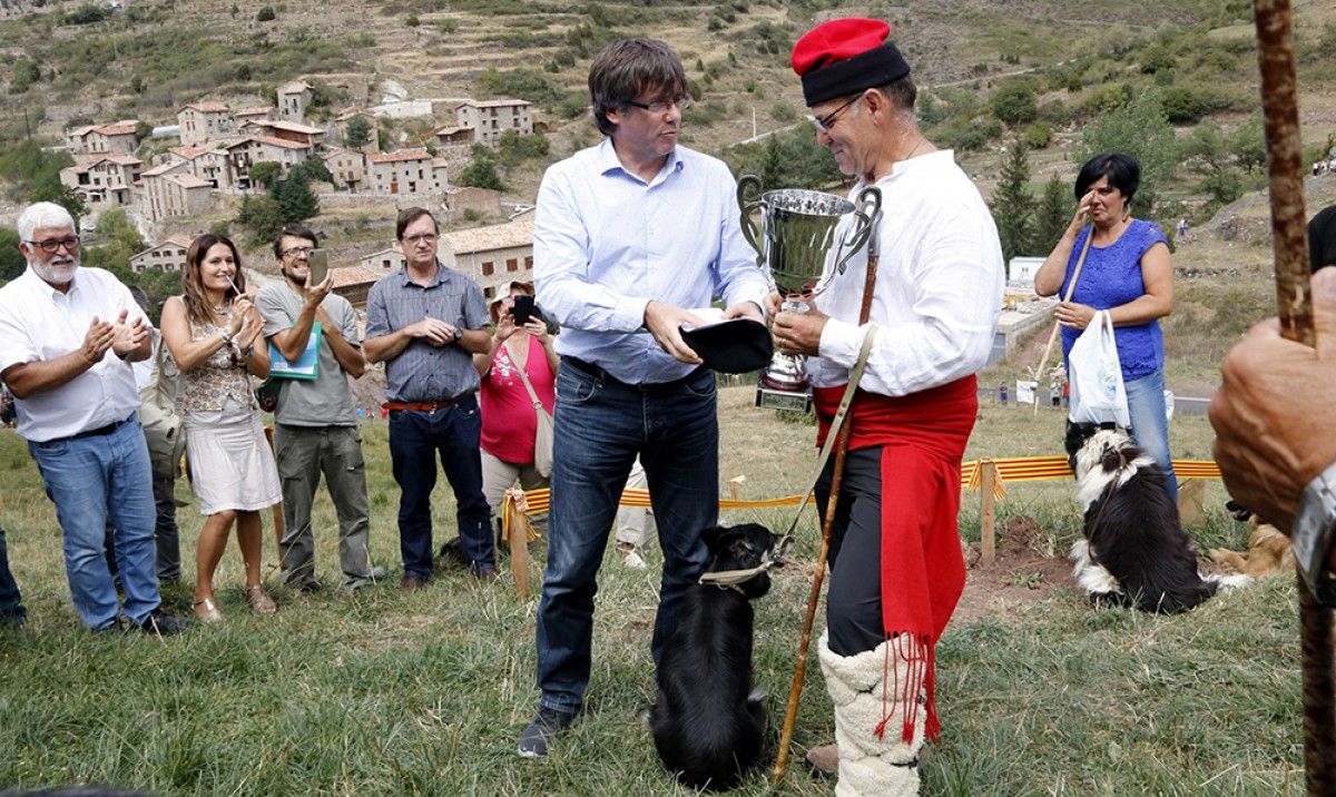 Carles Puigdemont, lliura el primer premi al  guanyador del concurs, Hilari Novillo