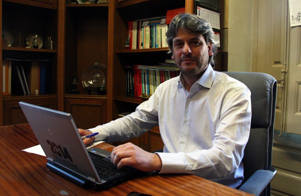 L'alcalde de Moià, Dionís Guiteras, treballant al seu despatx a l'Ajuntament