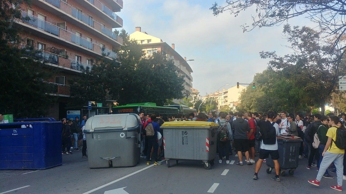 Estudiants tallen l'avinguda de les Bases amb contenidors
