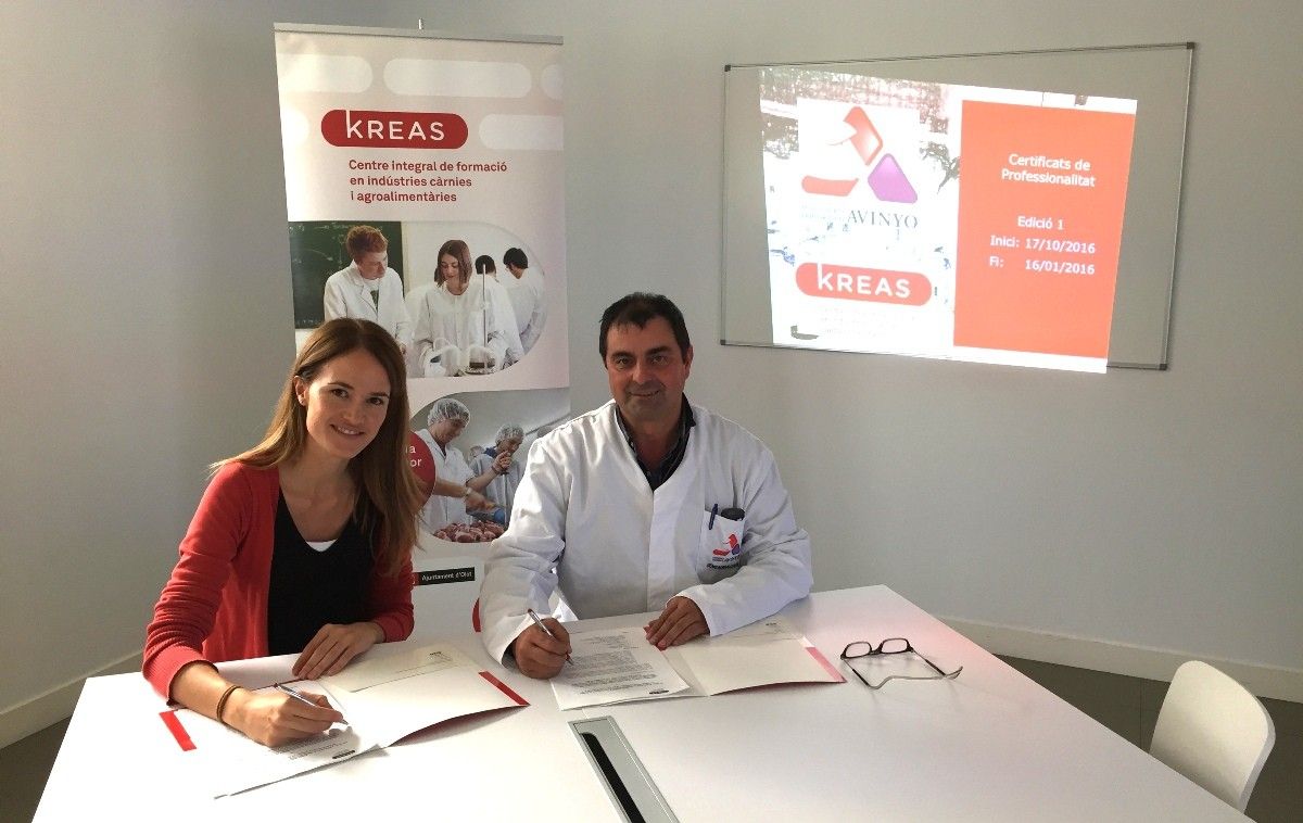 Signatura de l'acord de col·laboració entre el cap de producció i RRHH del l'escorxador, Genís Borralleras i la directora general de la Fundació Kreas, Mònica Furtet
