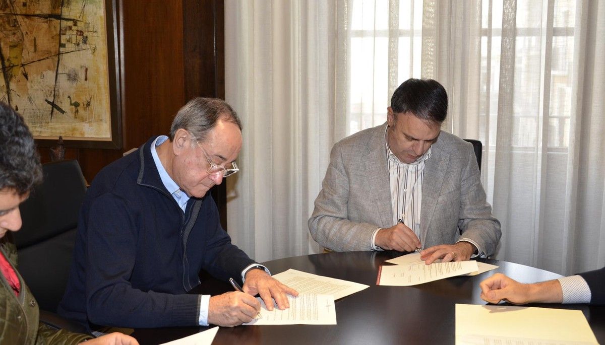 Lluís Magriña i Valentí Junyent durant la signatura del conveni