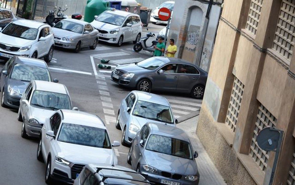 El carrer Caritat col·lapsat de cotxes en una imatge permanent