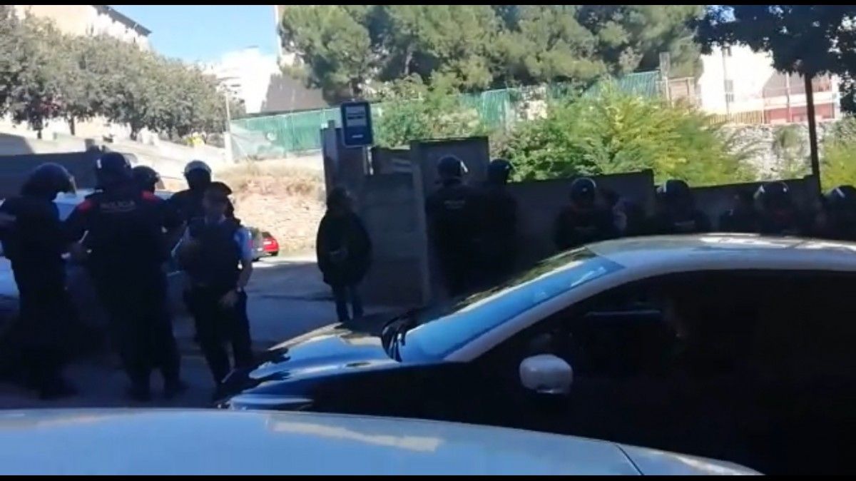 VÍDEO Els agents d'ARRO dels Mossos retenint la canalla contra una paret durant l'actuació