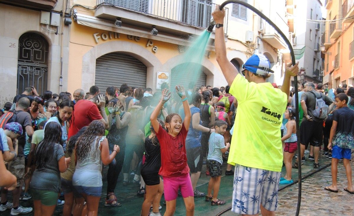 El Correaigua d'enguany ha banyat amb aigua de colors els participants
