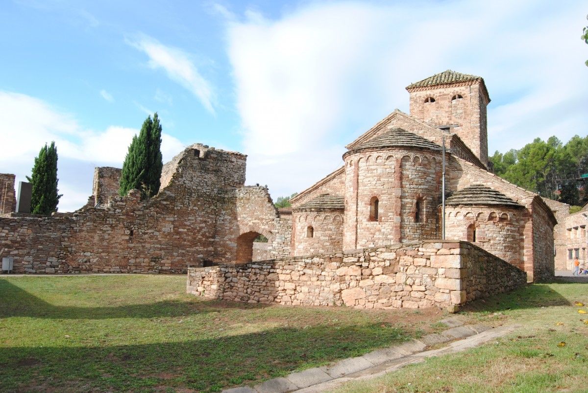 L'església de Sant Andreu de Castellnou de Bages, amb el cementiri al costat
