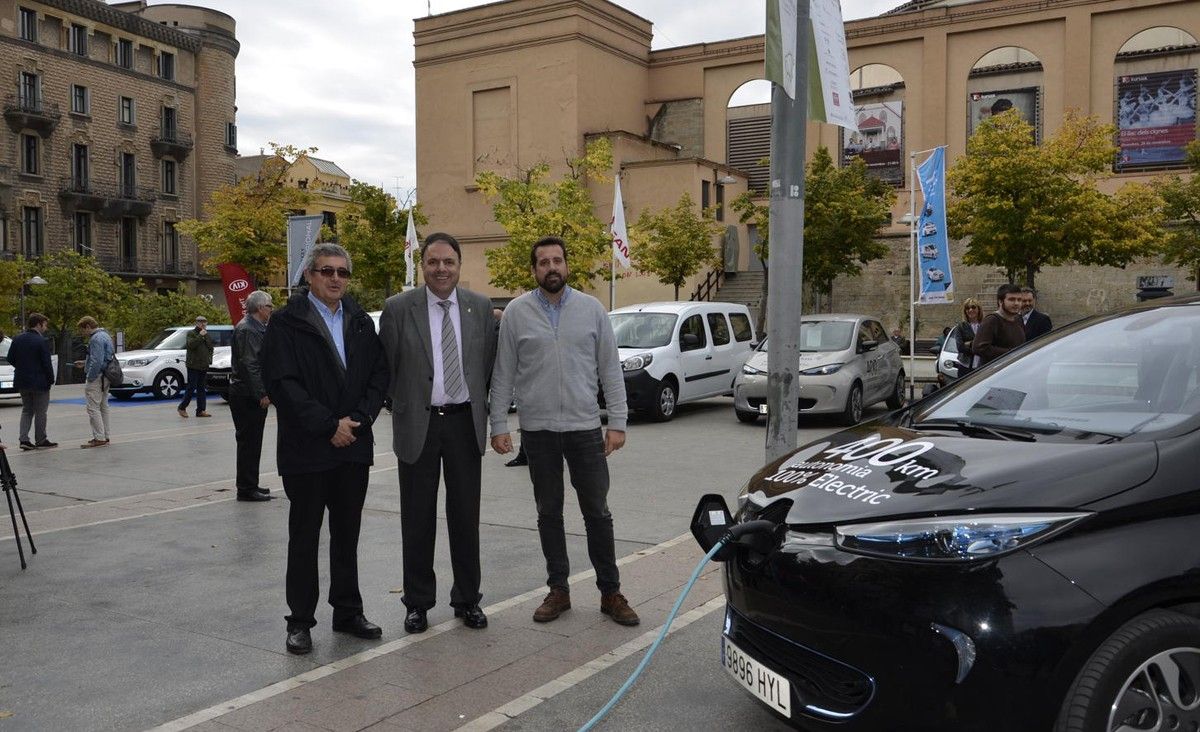 Jordi Casas, Valentí Junyent i Jordi Serracanta durant la visita a la Mostra del Vehicle Elèctric