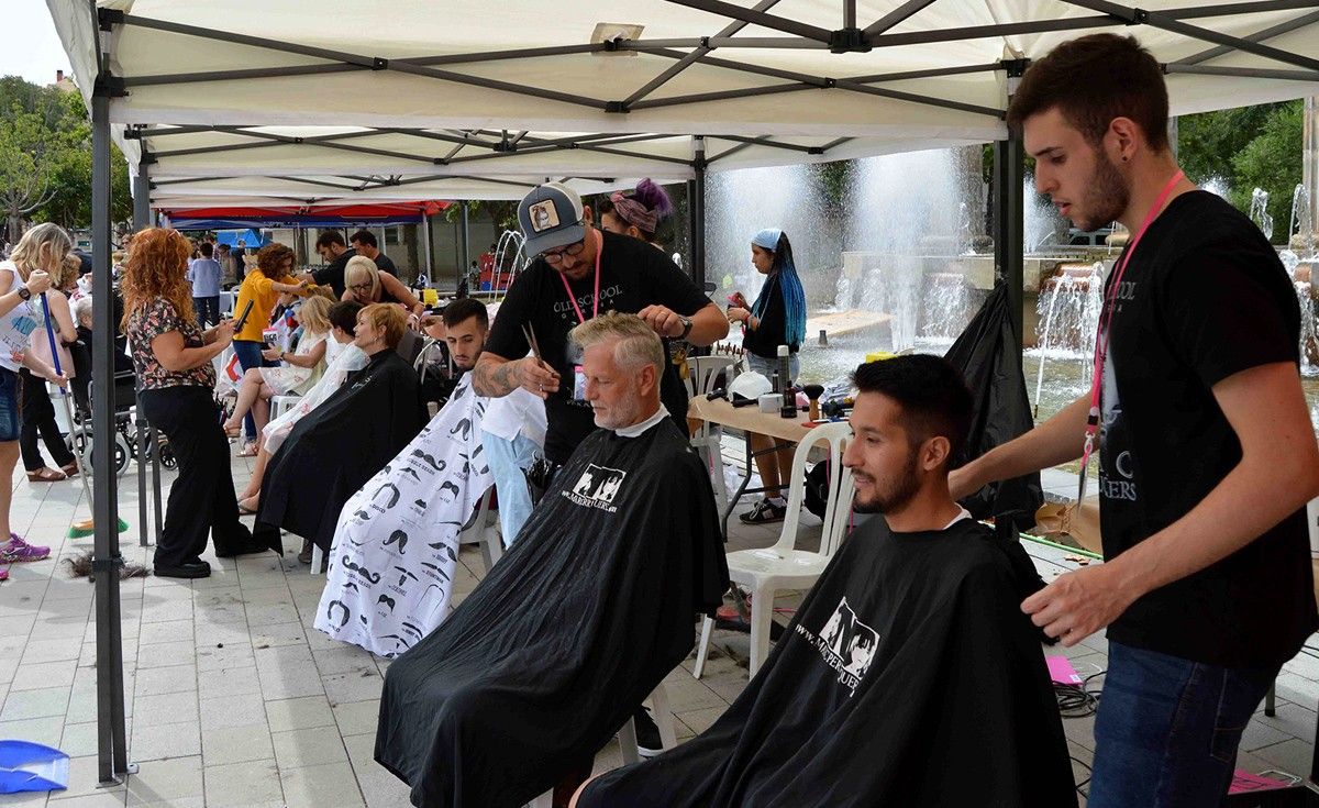 Barbers de Súria han tallat cabells a favor de l'hospital d'Oncologia d'Althaia