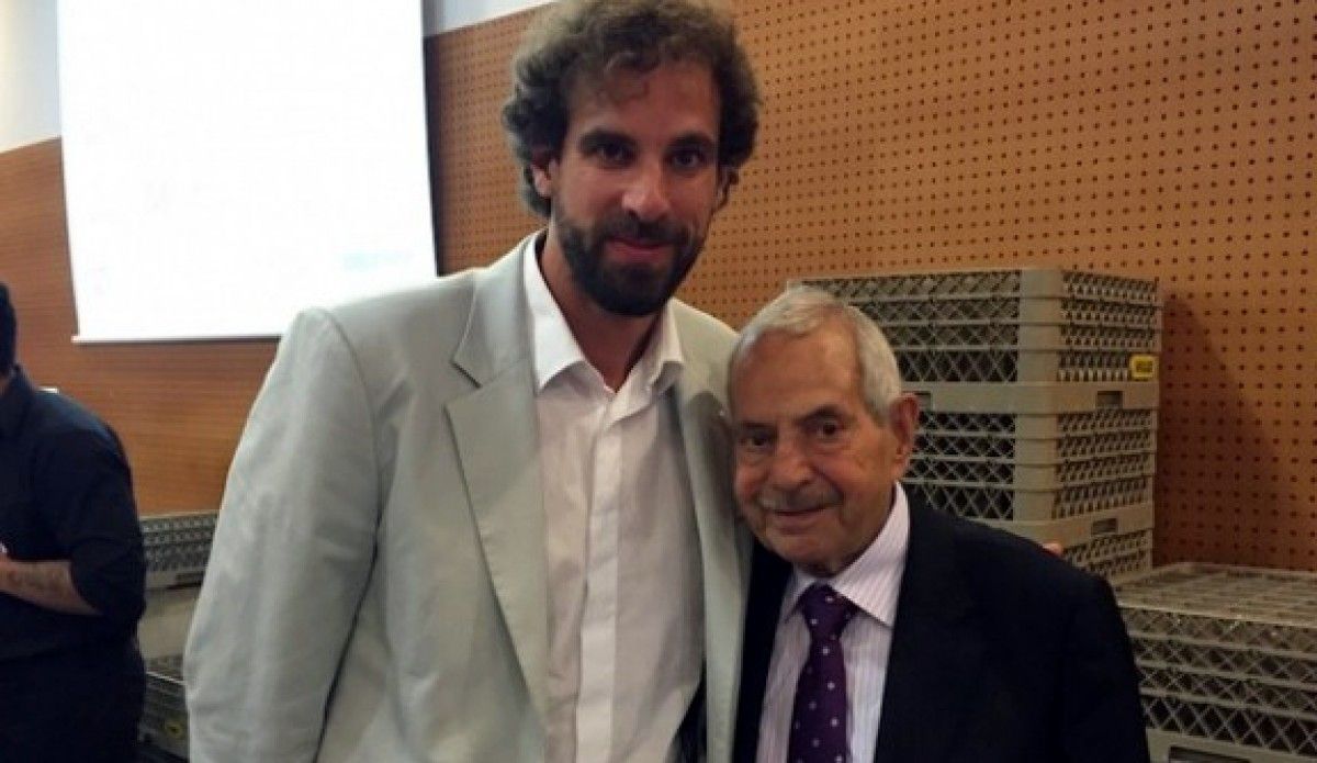 Josep Cerdán, a la dreta, amb Roger Grimau, durant l'homenatge de la Nir del Bàsquet Català el 2015