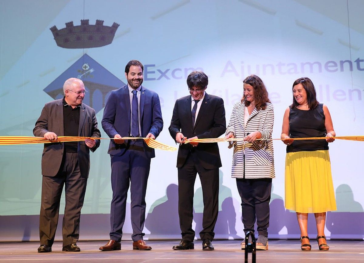 El president Puigdemont talla la cinta inaugural de Cal Carrera