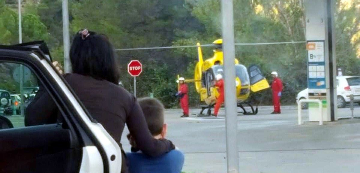 L'helicòpter del SEM en el moment de carregar la dona ferida greu per traslladar-la al Parc Taulí de Sabadell