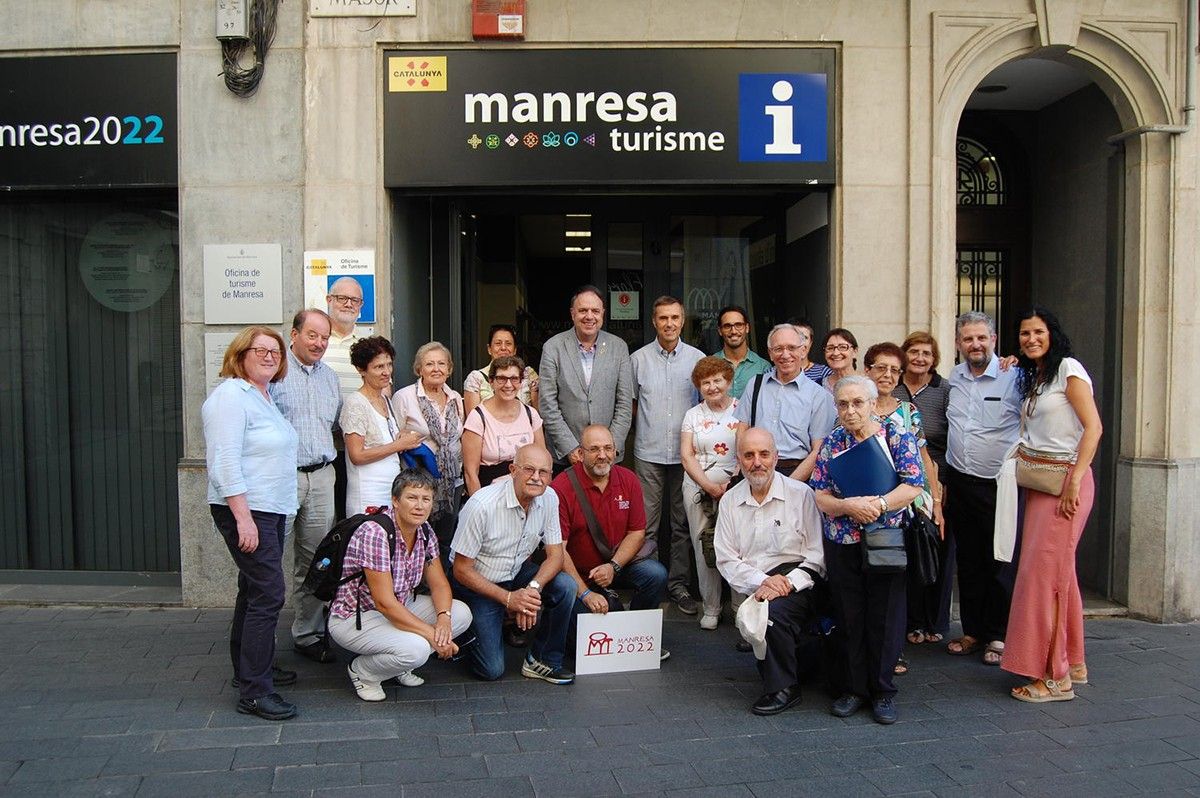 El grup de visitants davant de l'oficina de turisme de Manresa