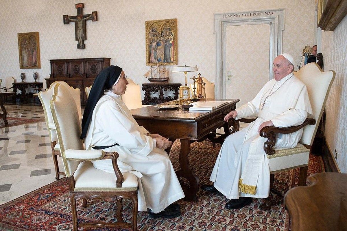 Sor Lucía Caram i el papa Francesc a la biblioteca del Vaticà