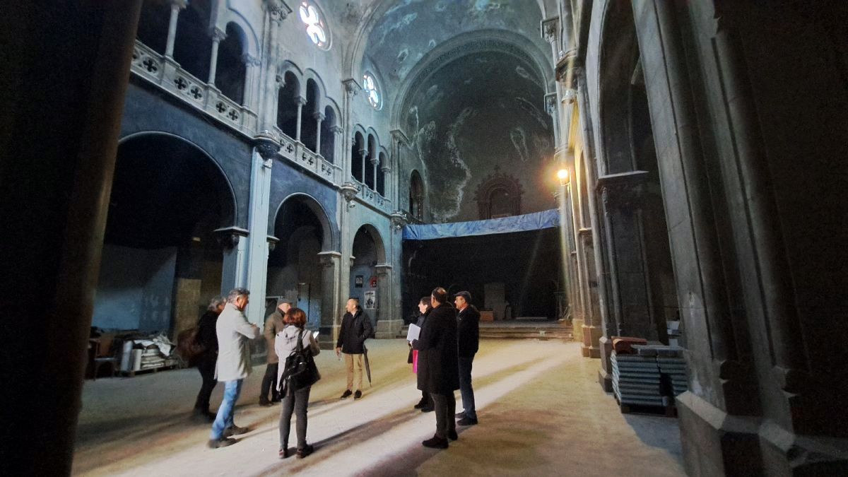 Membres de l'Orfeó Manresà i de l'Ajuntament parlant a l'Auditori de Sant Francesc