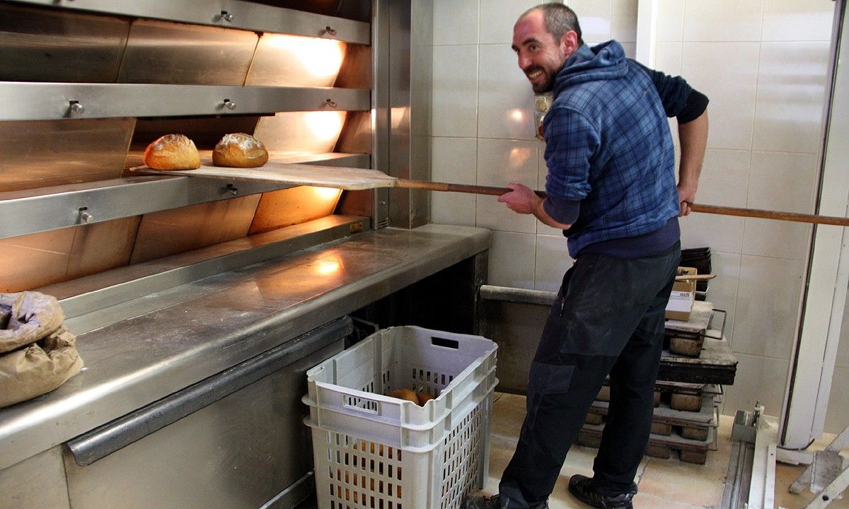 El forner Gerard Vilà treballant al seu forn de Navàs