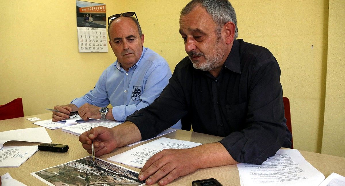 El president d'Esfune, Aureli Sánchez, mostra el mapa de la ubicació del crematori de Manresa