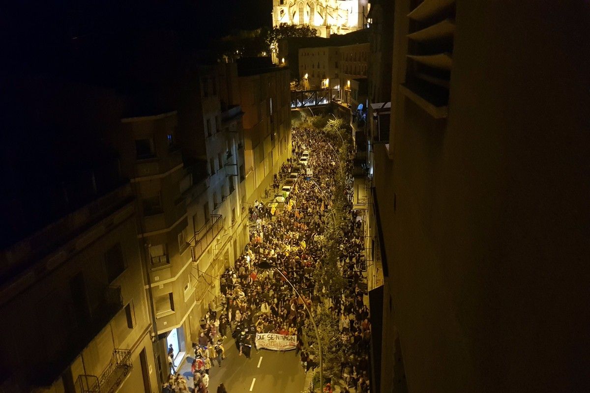 La manifestació pujant per la via Sant Ignasi des de Sant Marc