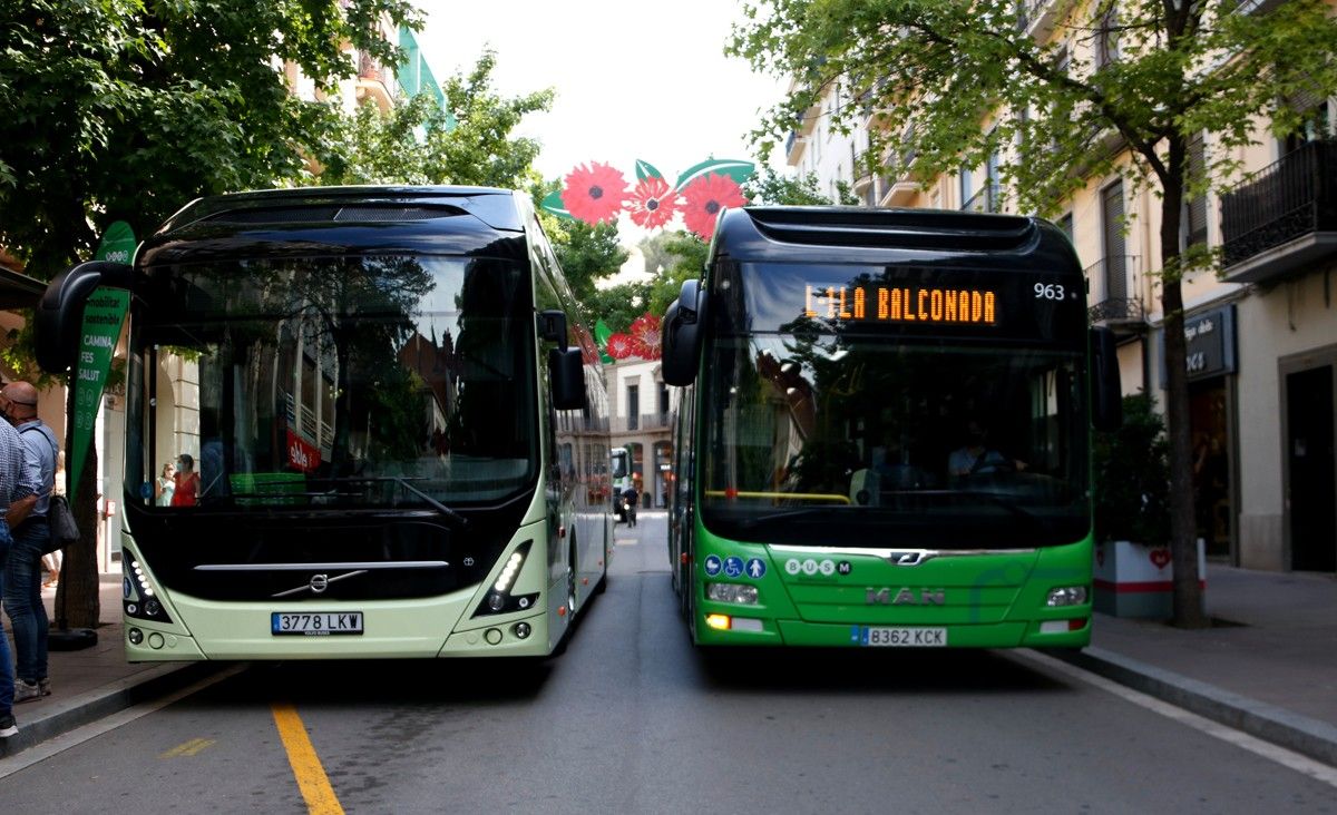 Un autobús elèctric al costat d'un urbà híbrid al carrer de Guimerà de Manresa