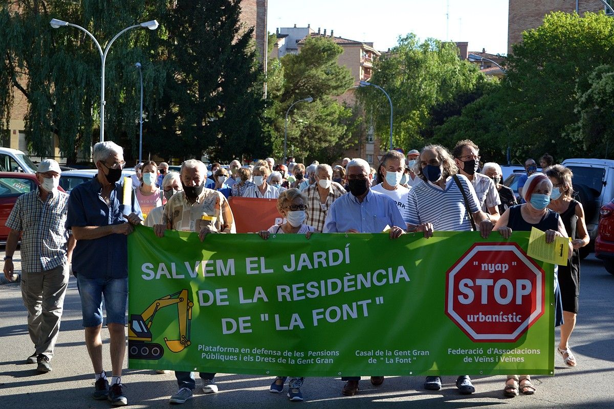 Manifestació per salvar el jardí de la residència de la Font