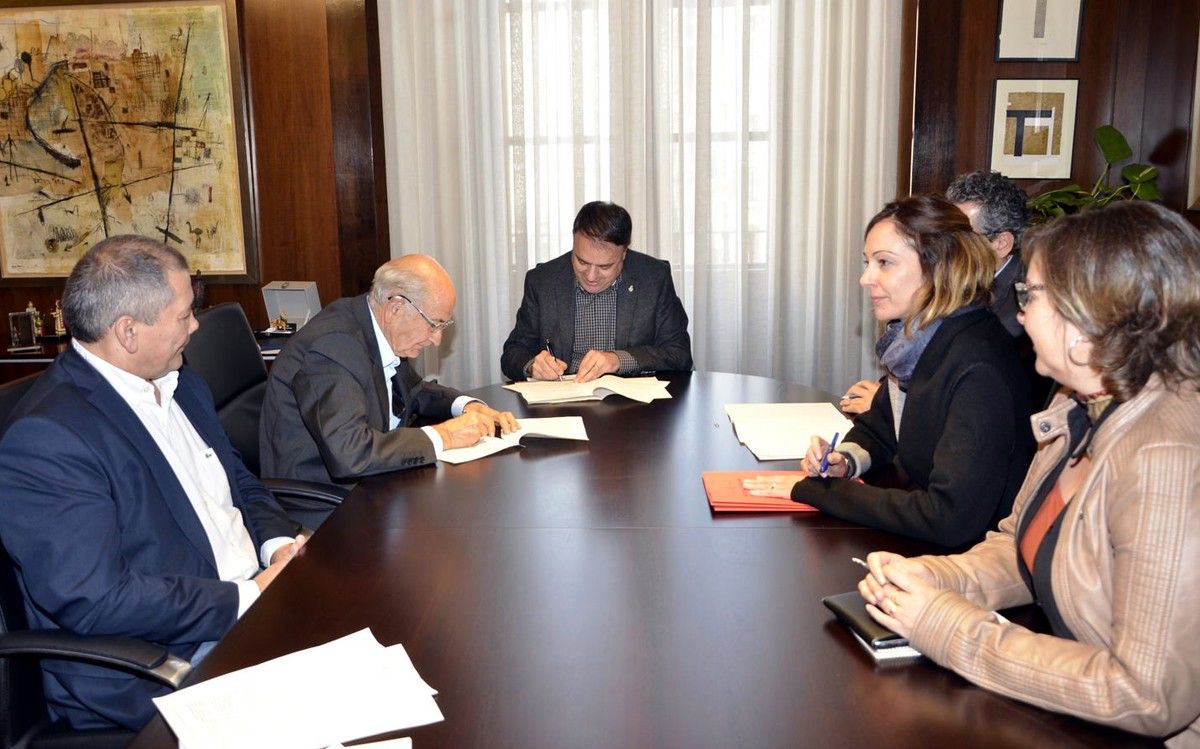 Signatura dels convenis entre l'Ajuntament i els representants dels polígons