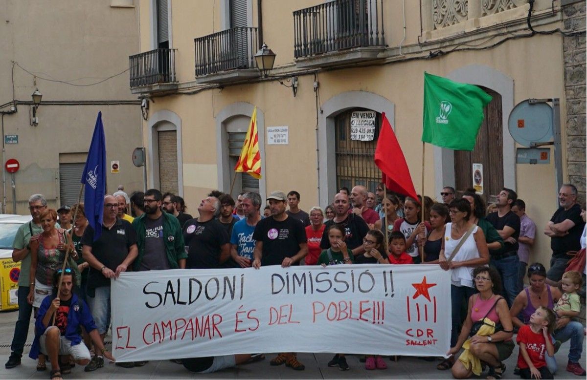 Concentrats a la porta de l'església demanant la dimissió de Saldoni