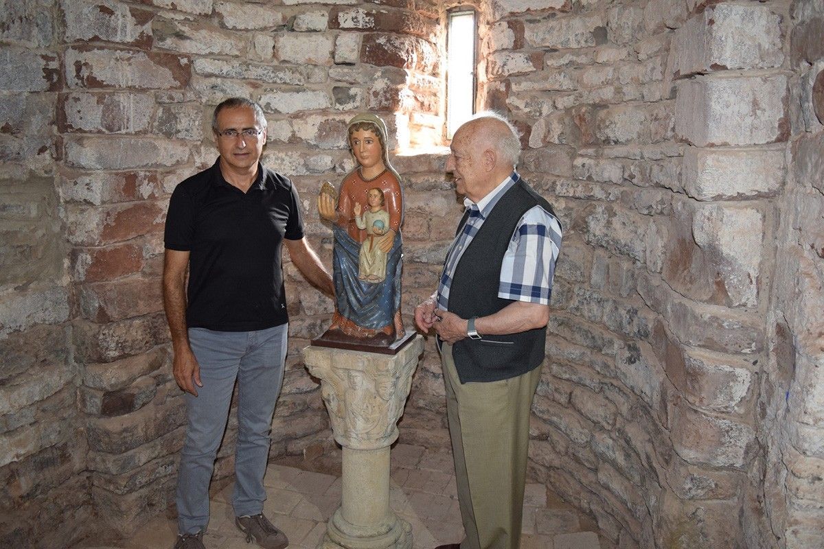 L'alcalde de Castellnou, Domènec Òrrit, i Pere Roca Fius posen la imatge a la columna al centre de l'absidiola