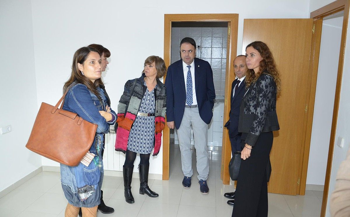 La consellera Borràs i l'alcalde Junyent, en un dels pisos cedits per CaixaBank
