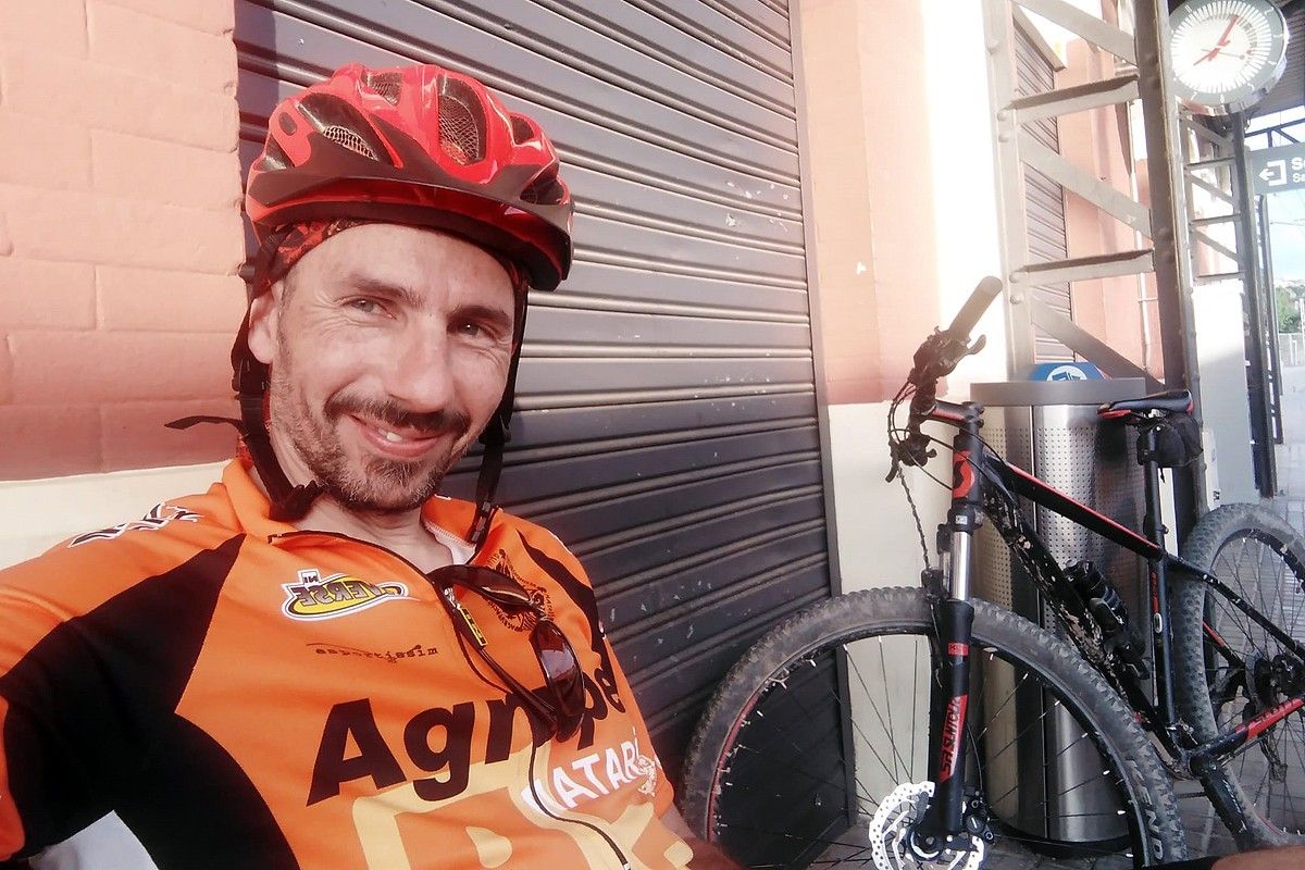 Miquel Àngel Ramos, amb el mallot i la bicicleta a punt de començar el Camí Ignasià