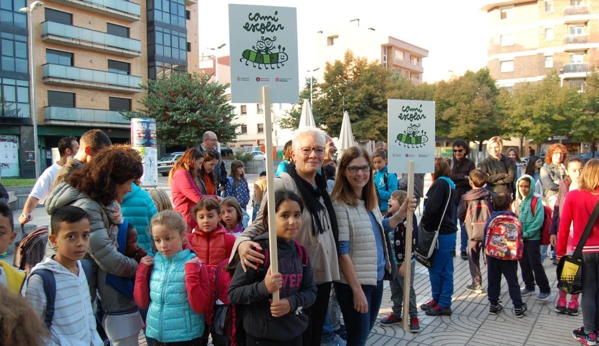 Els alumnes del Sant Ignasi s'han trobat a la plaça Catalunya per anar junts a l'escola