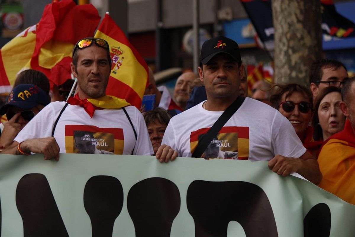 Dos manifestants amb la samarreta de suport al feixista de Balsareny, Raúl Macià