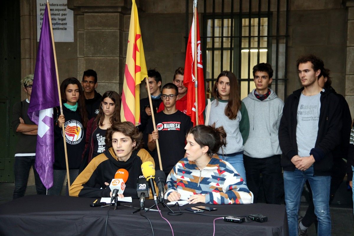 Els representants del SEPC i Arran, Nil i Milena, durant la roda de premsa