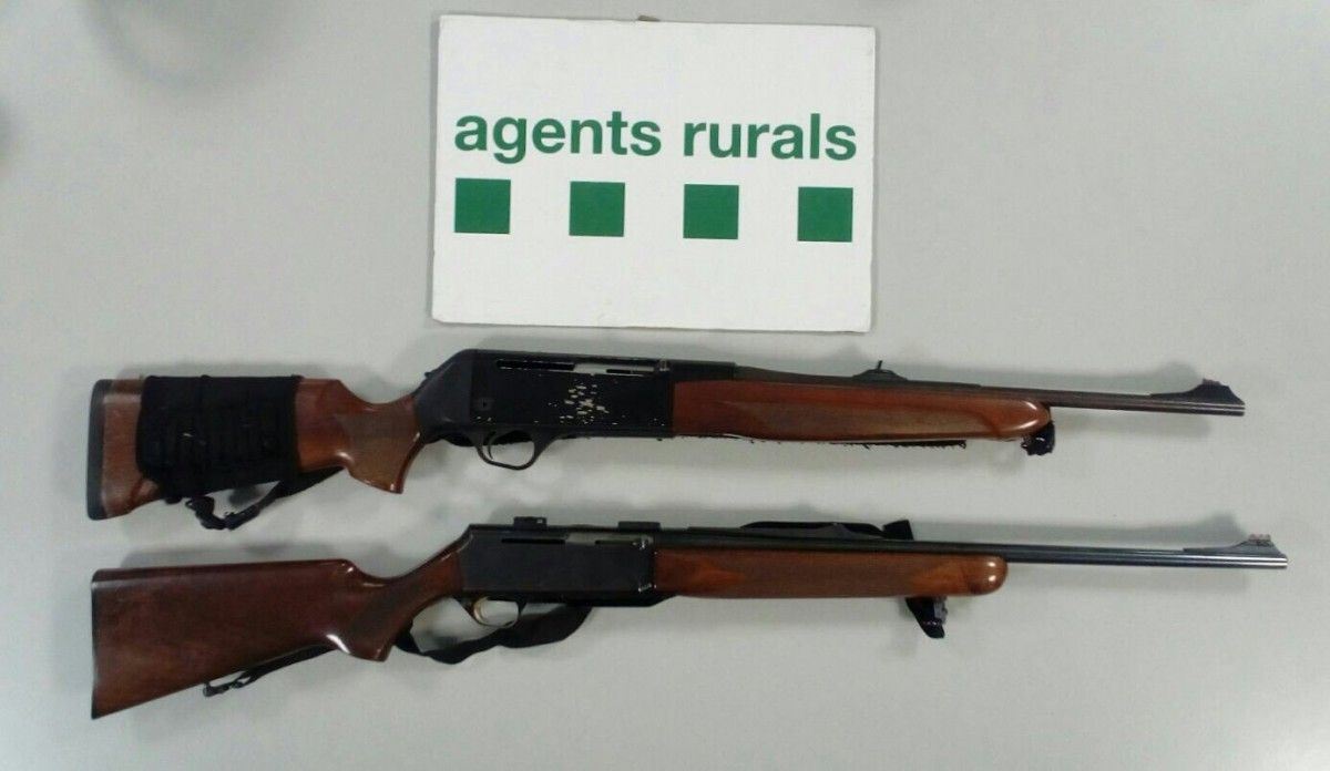Les dues armes confiscades als caçadors de Castellbell i el Vilar