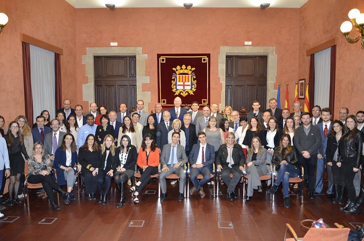 Membres de l'Internacional Consulting Group al saló de sessions de l'Ajuntament