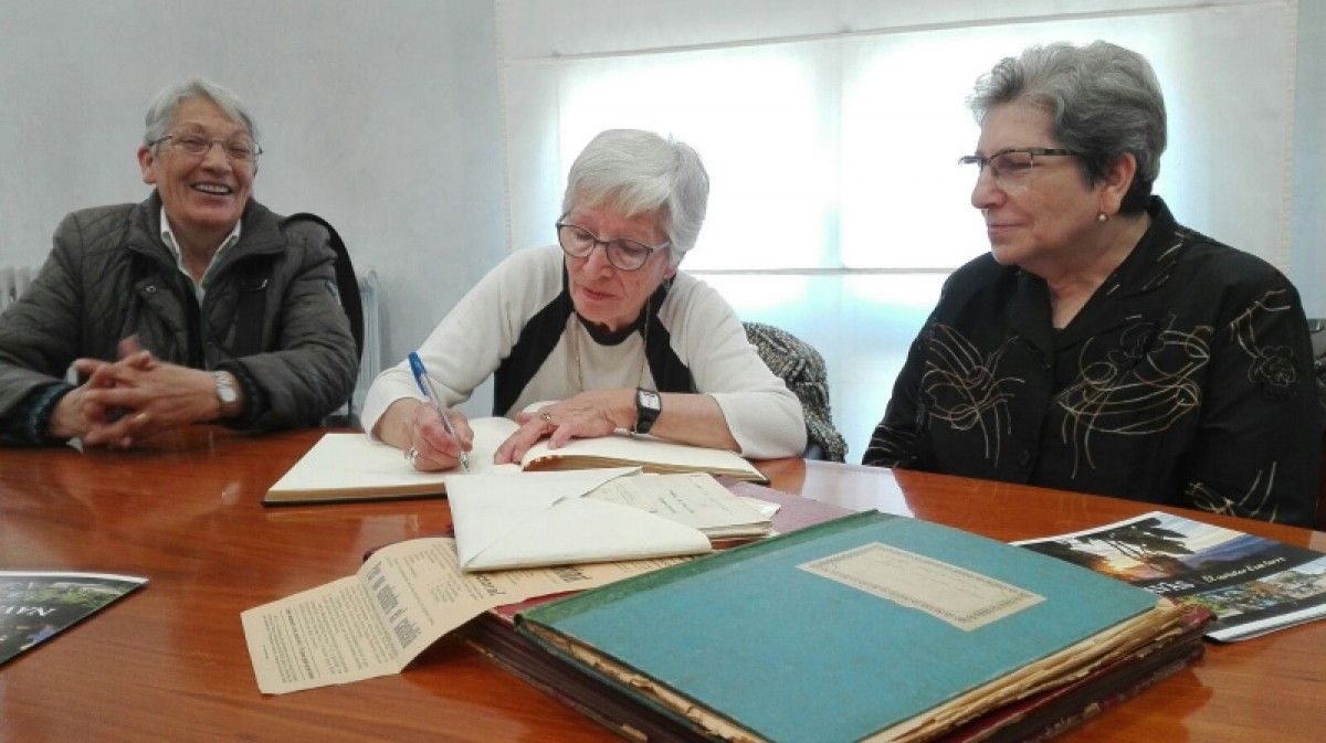 Familiars dels germans Jaume i Anna Soler Daniel signant la donació a l'Arxiu de Navàs
