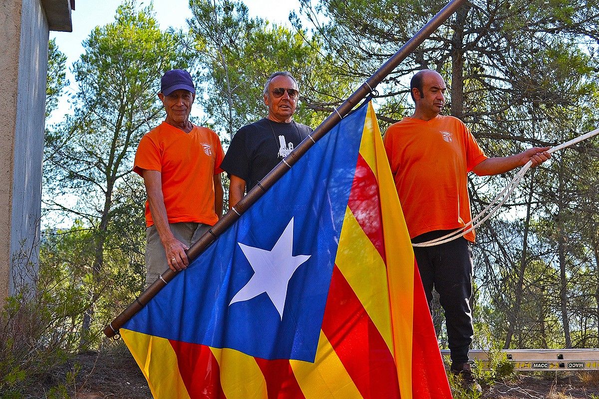 L'estelada de La Torre, abans de ser hissada durant l'acte central de la Diada Nacional de Catalunya a Súria