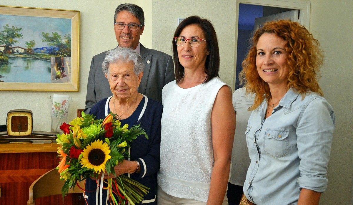 Carme Alsina acompanyada de l'alcalde de Súria i la regidora de Benestar Social