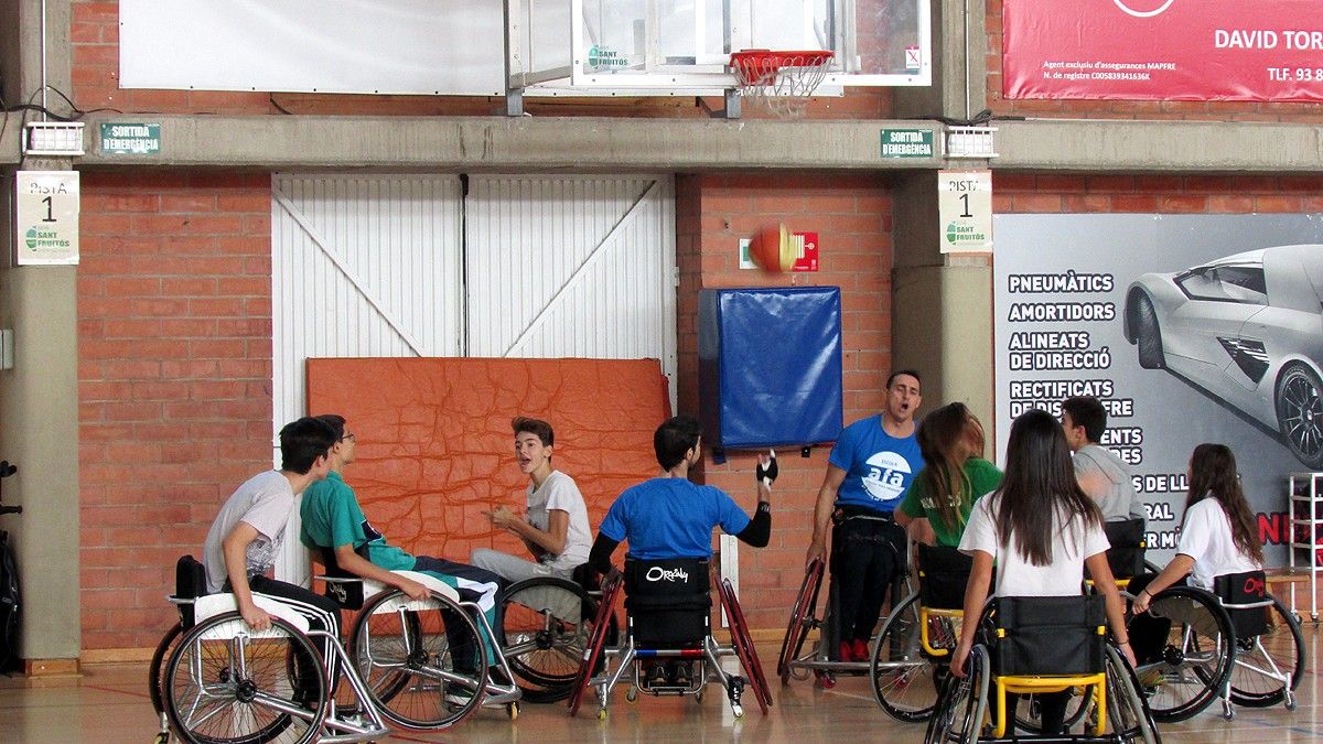 Alumnes de Sant Fruitós jugant a bàsquet en cadira de rodes