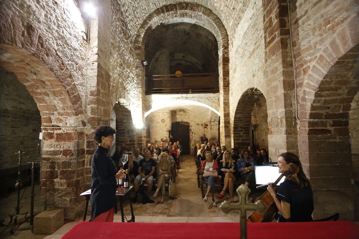Clara Antúnez i Noemí Pasquina a l'església de Castellnou de Bages