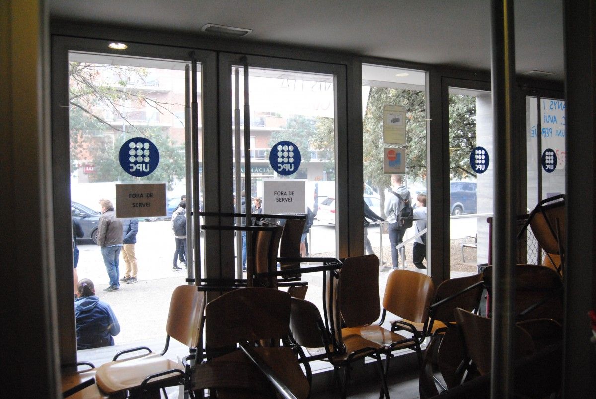 L'entrada al vestíbul de la UPC de Manresa, barrada amb cadires pels estudiants impulsors de la vaga indefinida