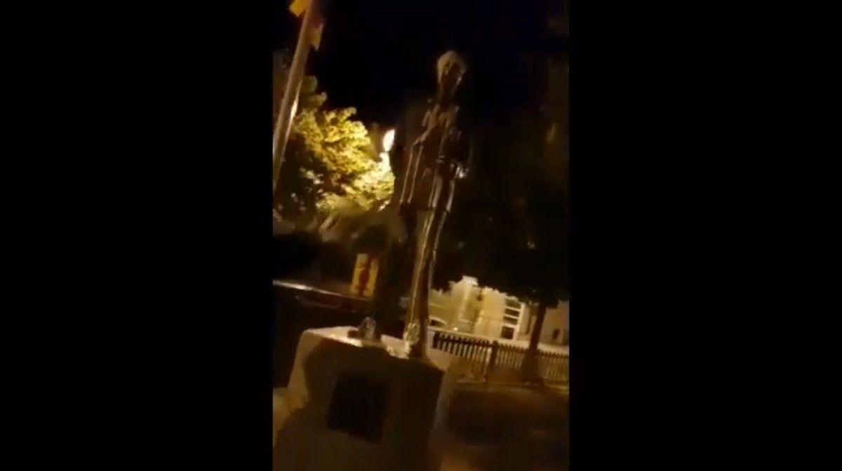 VÍDEO Moment en que els feixistes llancen un cubell de pintura a l'estàtua de Companys