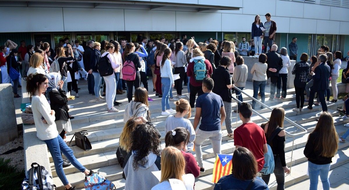 Imatge de la concentració d'alumnes, professors i treballadors de la FUB en defensa de la democràcia