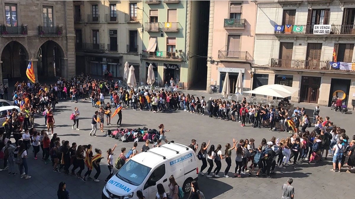 Els estudiants, formant una rua amb estelades i càntics