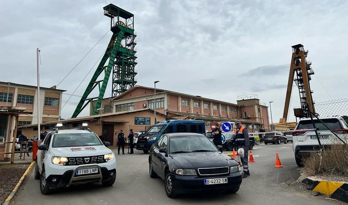 Mossos i equips d'emergències a la mina de Súria on s'ha produït l'accident amb tres morts