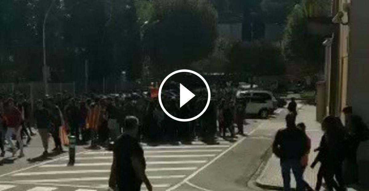 VÍDEO Una cinquantena d'alumnes del Lluís de Peguera canten davant la comissaria de la Policia Nacional