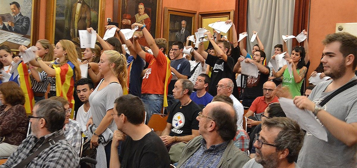 El públic estripant les instruccions del govern de Rajoy als alcaldes
