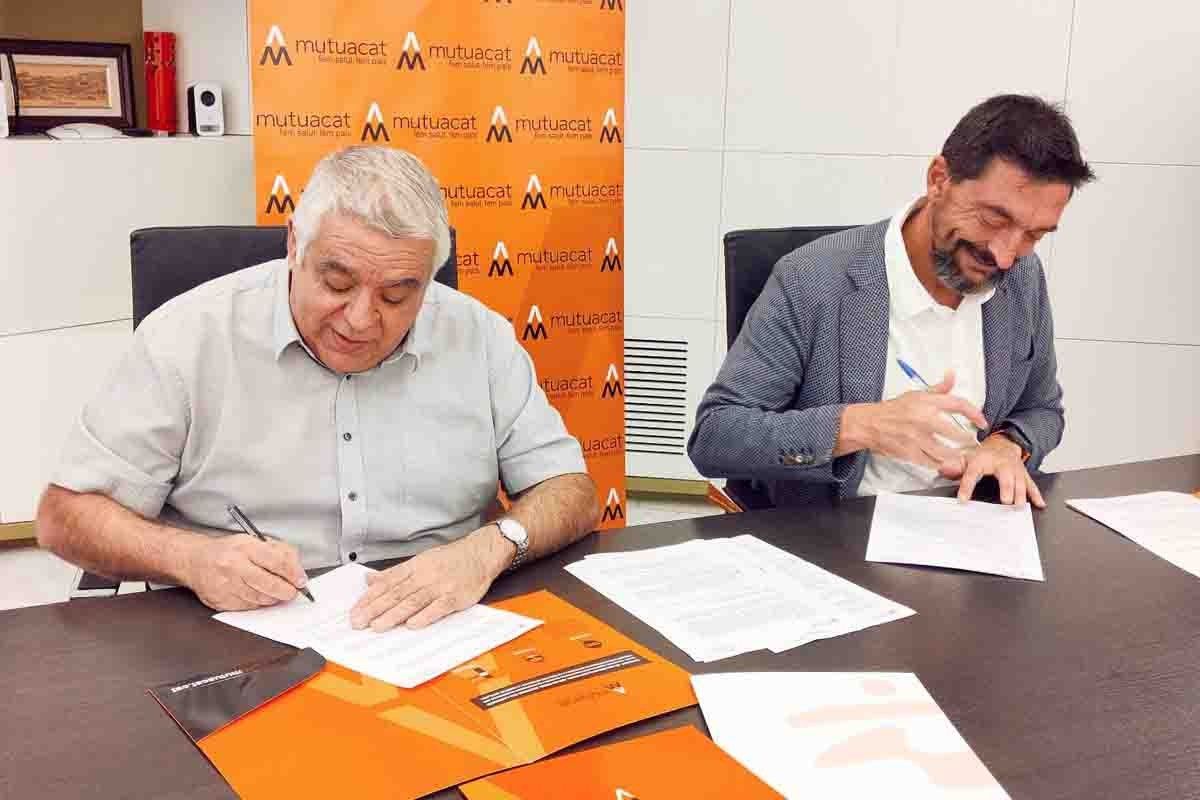Jaume Domingo i Sergi Macià signant el conveni
