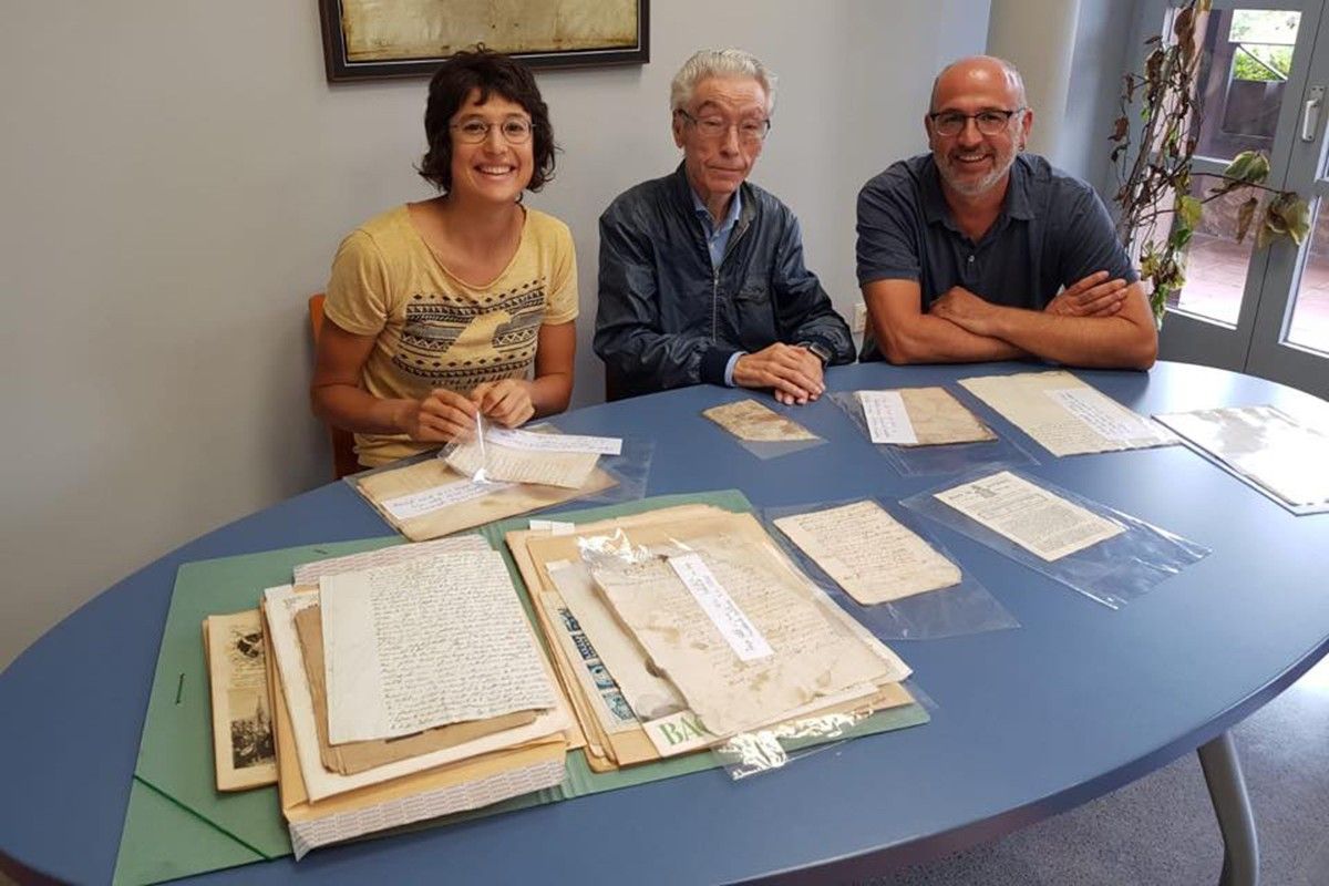 Mireia Vila, Antoni Lari i Xavier Codina amb la documentació històrica lliurada