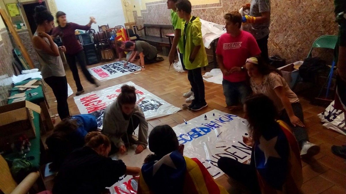 Joves fent pancartes amb Arran a l'Ateneu la Sèquia