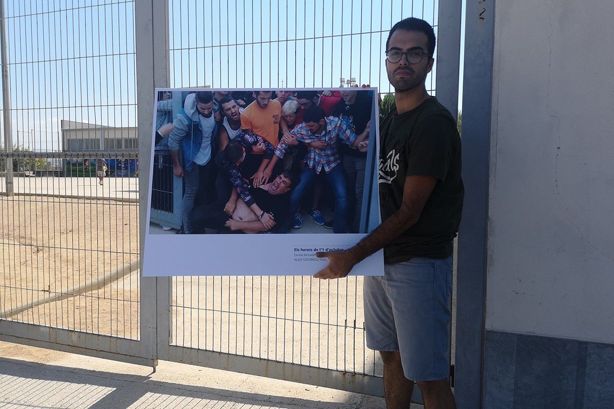 Aleix Solernou sosté una de les seves fotografies a l'escola Joncadella